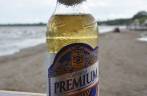 Uma das boas cervejas nicaraguenses (em praia do Lago Nicarágua)